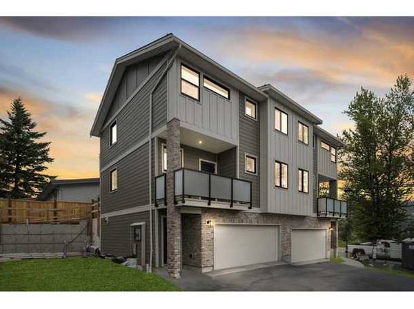 Brand new build in McMillan neighborhood of E. Abbotsford! 1
