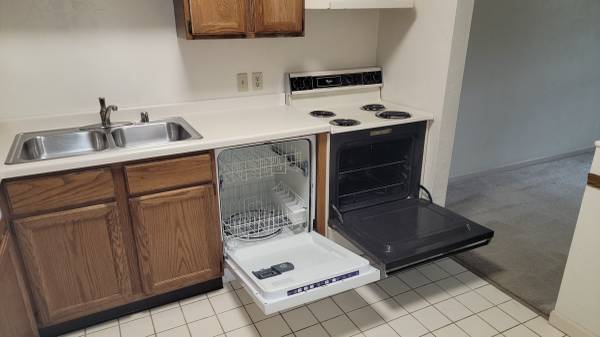 $1,050 / 1br - Large 1 bedroom heat, electric, heated garage. (290 S. Kools. St.)63838112592003124