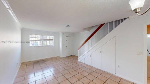 $2,400 / 2br - 1100ft2 - Charming 2-Bed, 2.5-Bath Townhouse in Terra Lake – Private Yard63906442345986121