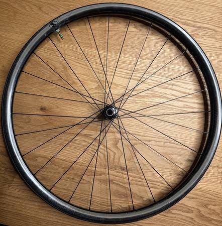 Reynolds gravel/road wheelset (carbon rims, DT Swiss 240 hubs) 1