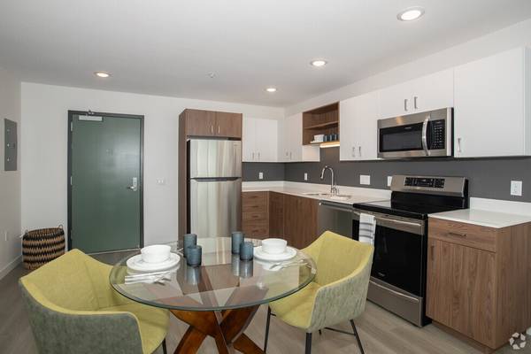 $2,569 / 2br - 621ft2 - Aire acondicionado, pisos de madera dura, techos altos (728 16th Street, Sacramento, CA)63844737900801123