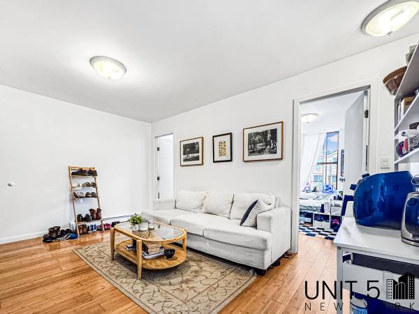 $925 / 3br - Affordable rooms available now in crown heights (Brooklyn)63854290742785121