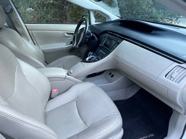 Toyota Prius 2011 - Loaded! Leather, Sunroof, etc. SUPER CLEAN! - $9,850 (novato)63654703193345121