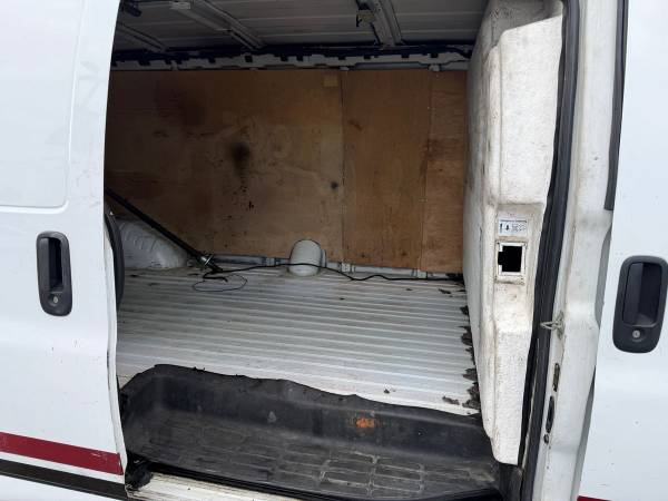 2017 Chevrolet Express 3500 - Photo 10