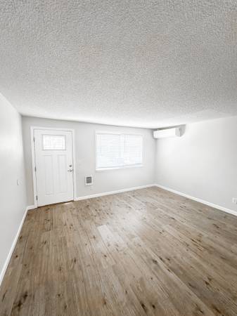 $1,350 / 2br - 850ft2 - 2 bed 1 bath duplex with A/C + fenced yard (Salem)63660412836739121