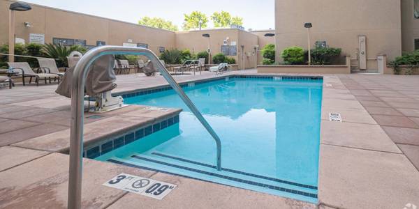 $3,069 / 2br - 1155ft2 - Spacious Custom Designed Closets, On-Call Maintenance, Guest Service (1127 15th St, Sacramento, CA)63961467874819122