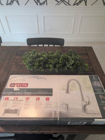 *BRAND NEW* Delta Hyde Single-Handle Pull Down Sprayer Kitchen Faucet 1