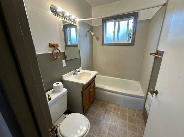 $900 / 2br - This charming 2-bedroom, 1-bathroom home for rent (1330 Fairmount Ave S, Salem, OR)63660412351617124
