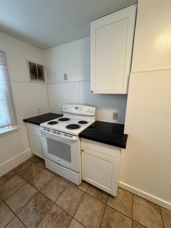 $1,600 / 1br - 600ft2 - Security Entry, Top unit, One Bedroom, One Bath (Everett)63659695919107124