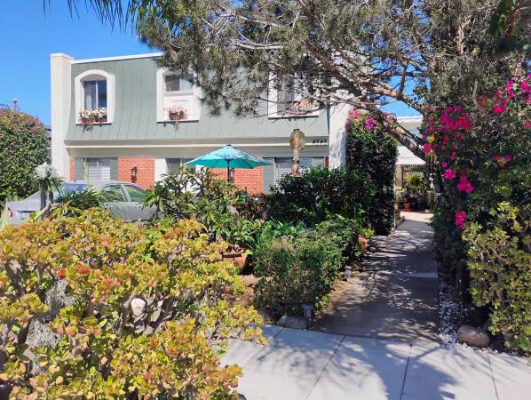 Large downstairs front unit in Kensington with Parking and Laundry! 1
