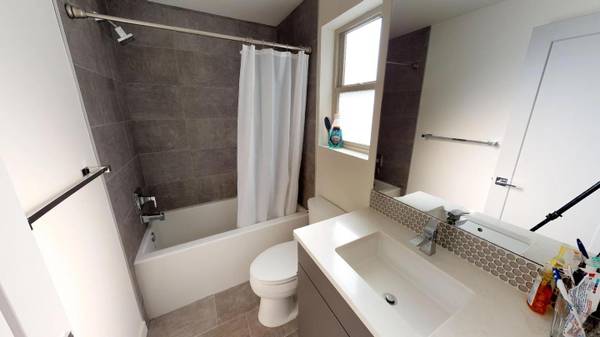 $875 / 1br - Spacious private room available for rent!!63845962207363124