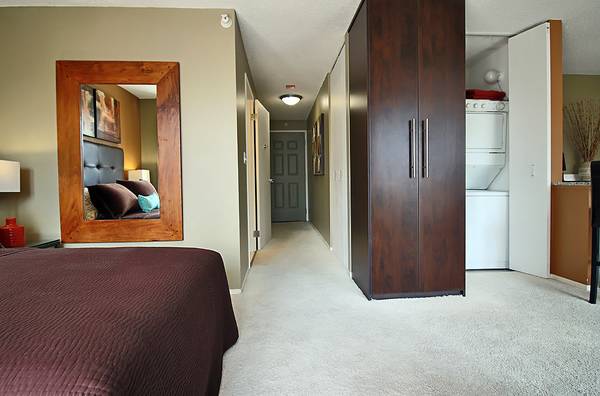 $2,184 / 1br - River North Convertible 1 Bedroom with In Unit Washer and Dryer! (River North)63959878355330124