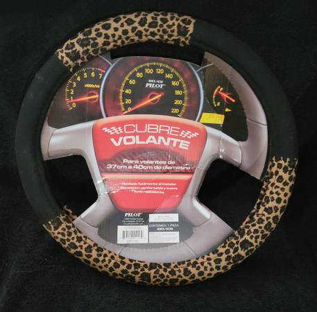 Pilot Cubre Valante Steering Wheel Cover in Leopard Print 1