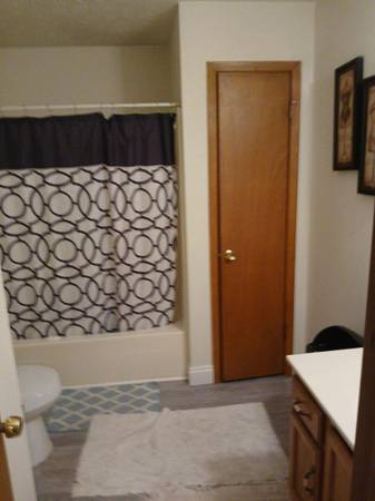 $800 / 2br - 1600ft2 - Room for rent (Panama City Beach)63910447631747123