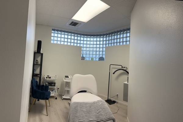 $699 ✨ Suite en alquiler con fregadero $699/mes para PROFESIONALES DE LA BELLEZA PT y FT (Palm Desert)63758615741057121