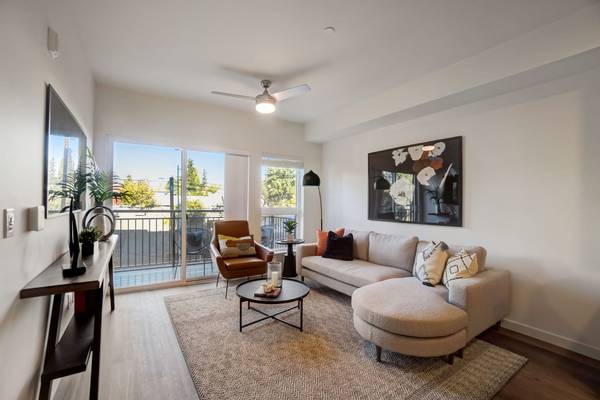 $1,762 in Burien WA, Stainless-Steel Appliances, Studio 1BA (Downtown Burien)63862176725379122