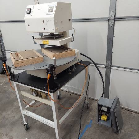 Heated clamshell packaging press 1