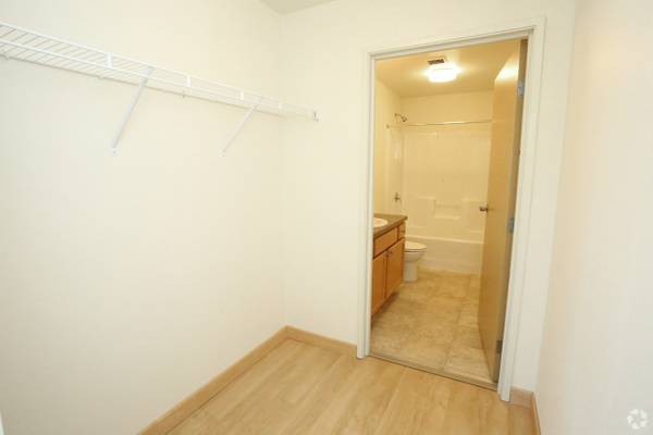 $925 / 450ft2 - Additional Storage Available, Studio, in Williston ND (705 E Highland Dr, Williston, ND)63785383806849120