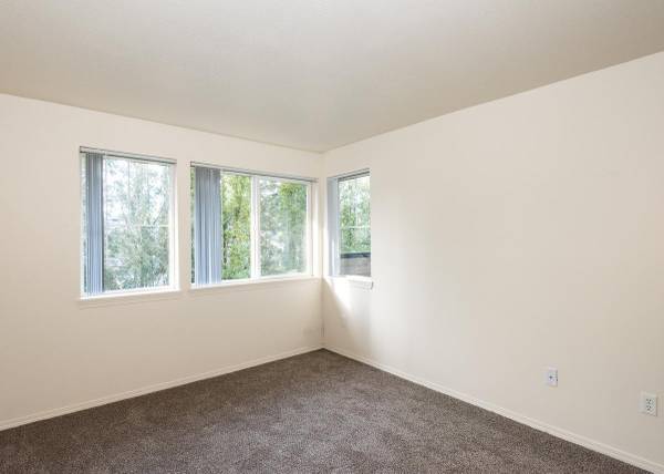 $1,914 / 2br - 1040ft2 - Ideal 2 BR/2 BA con Servicios de Paquetería, Cerca de Tiendas y Restaurantes (Troutdale)63672547602561121