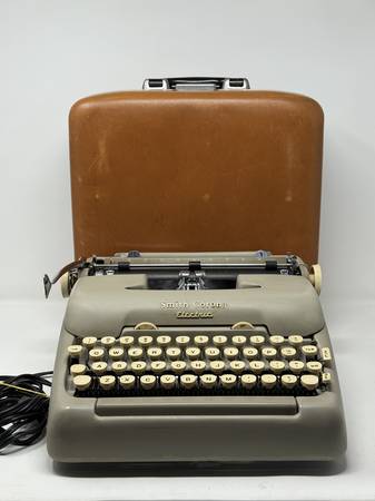 Serviced Script Smith Corona 5TE Typewriter with Case 1