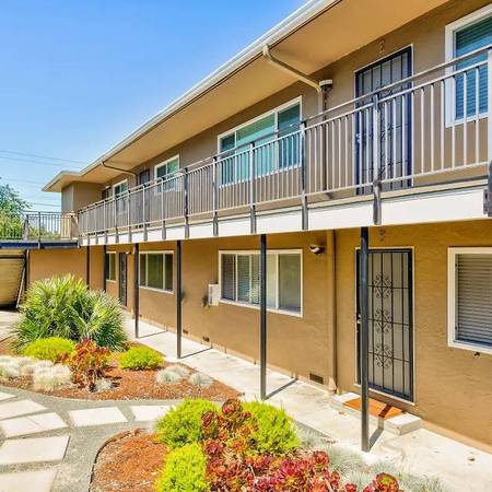 $1,925 / 1br - 1030ft2 - Your Next Home In Oakland- Huge Living Room (oakland east)64049797586563120