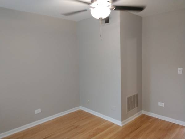 $1,400 / 2br - 950ft2 - Hirsch Street--Corner Building, Vintage with Modern Updates, Location! (West Humboldt Park / Hermosa)63960010066434121