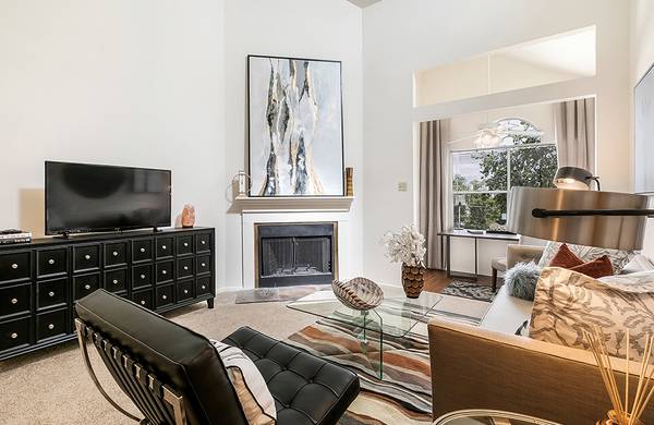 $1,195 / 1br - 831ft2 - Where Autumn Leaves & New Beginnings Meet! 🍂😁 (River Ridge)63792269246723122