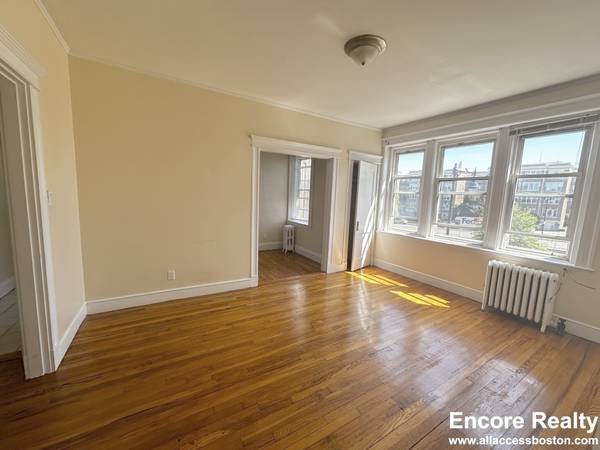 $1,850 [ASAP] Estudio grande, cocina comedor, calefacción + agua caliente, gatos permitidos (Brighton/Washington St)63828337668355120