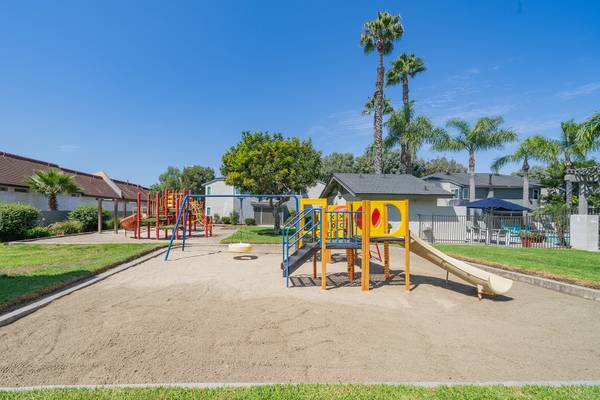 $2,500 / 2br - 2BD Apartment Available .. Month to Month leases.. Apply Today! (San Ysidro)63701686316417122