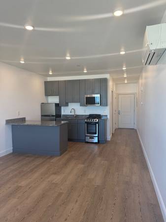 $1,650 / 9999ft2 - ****OVERSIZED NEWLY RENOVATED STUDIO REVERE**** (REVERE)63810012988035123