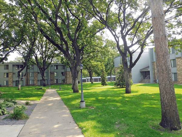 $1,060 / 2hb - 1057ft2 - Amplio de 2 hb – Comunidad que acepta mascotas en St. Cloud (#108 - 1540 East Highway 23, St. Cloud, MN)63988649349890124