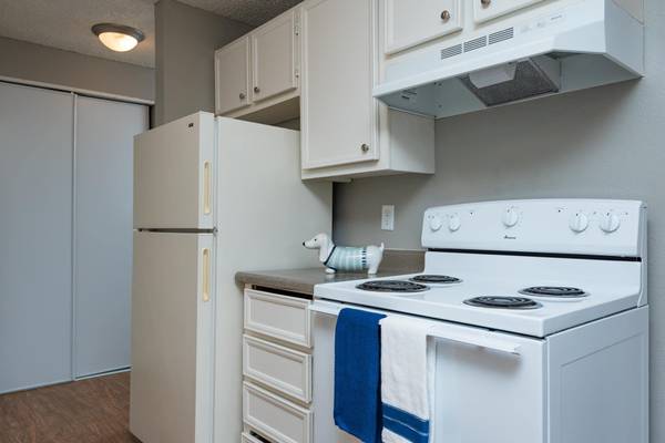 $1,365 / 1br - 750ft2 - Check us out! Great 1 BD / 1 BA by public transportation. 750 SqFt! (Milwaukie)63914854539778123