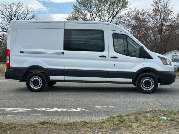 Furgón de carga Ford Transit-250 con techo medio 2015 - $16,970 (Spotsylvania)63616682406913124