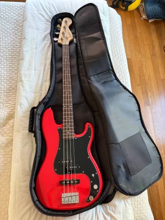 Squier Affinity Series Precision Bass right-hand Guitar 1