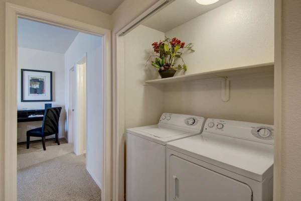 $1,415 / 1hab - 915ft2 - ¡Alquila un de 915 pies cuadrados de 1 habitación / 1 baño con lavadora y secadora! (Anthem)63623896887937124
