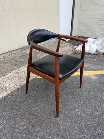 Sillón de teca y vinilo negro de mediados de siglo. - $895 (Burke)63471431892099122