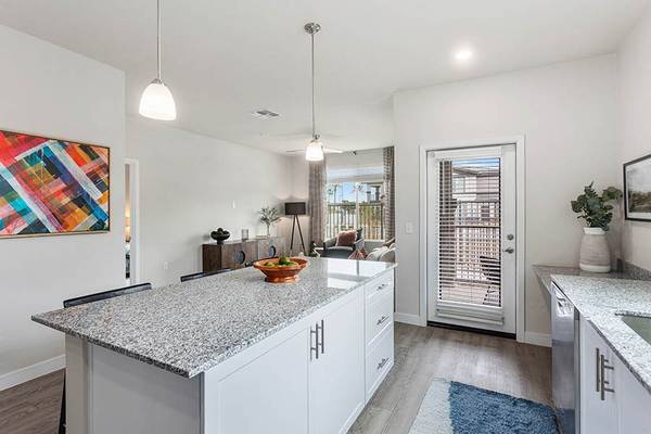 $1,780 / 2br - 1243ft2 - Pisos Elegantes con Estilo de Madera Maciza, Doble Lavabo, Casa Club (7601 W Glendale Ave, Glendale, AZ)63966951631107123