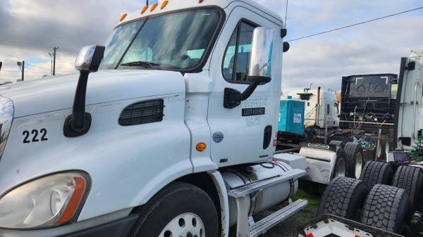 Camión semi 2011 Freightliner Cascadia - $15,000 (Tacoma, WA)63624395872387123