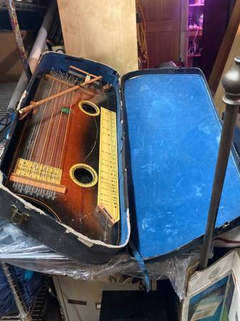 Hawaiian Tremoloa (string instrument) 1