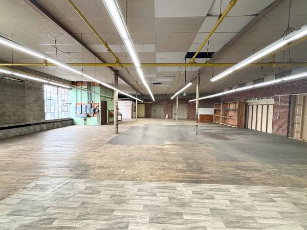 $3,600 / 3000ft2 - WAREHOUSE SPACE / Office Space / STORAGE SPACE !! (Everett / Bow Street)63612006187011122