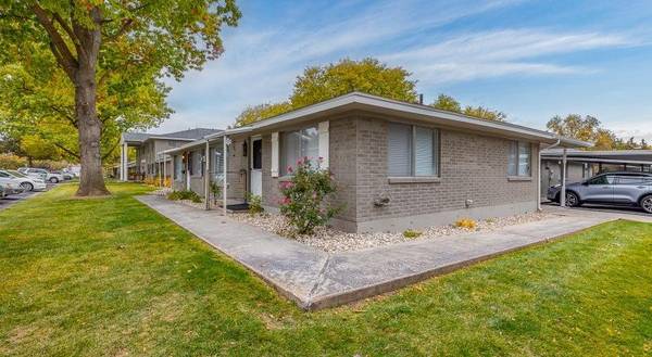 $1,500 / 2br - 890ft2 - BBQs, Lush Courtyards, W/D Hook Ups, Laundry Facility (Located in the heart of a residential neighborhood in B)63794945569539120