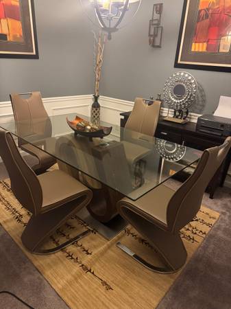 Dining room table w/4 chairs 1