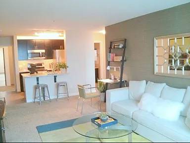 $1,350 / 1br - Unidad amplia para vivir/trabajar con garaje grande y almacenamiento adicional (Emeryville)63836554137985120