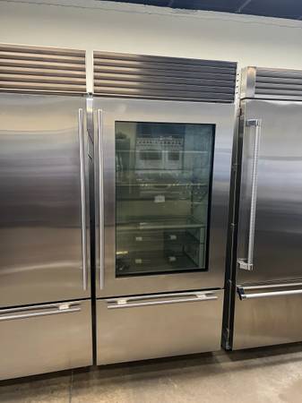 SUB ZERO 36”WIDE BUILT IN GLASS VIEW BOTTOM FREEZER 1