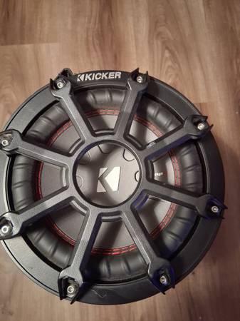 Kicker subwoofer w/ bass tube 1