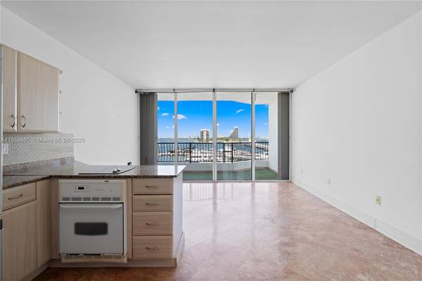 $2,100 / 500ft2 - Studio - 1 year lease (Edgewater)63825138581761123