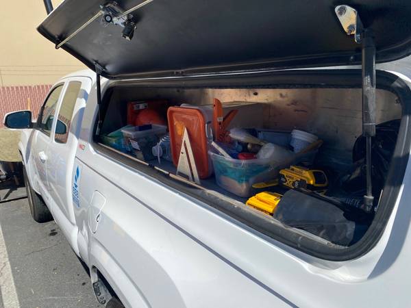 SNUGPRO Commercial truck cap w/ back-up camera & dual ladder rack 1