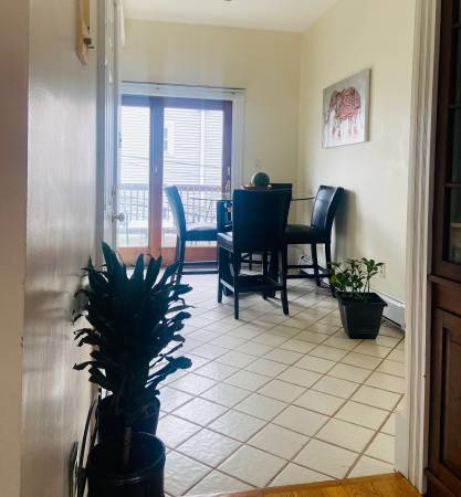 $1,100 / 3br - Un dormitorio en un apartamento de 3 habitaciones a pie de la estación Broadway/ Línea Roja63839291839873120