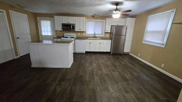$860 / 3br - 1344ft2 - Spacious 3-bedroom, 1.5-bath home sits on a quiet dead-end road (Muncie, IN)63680193970435121