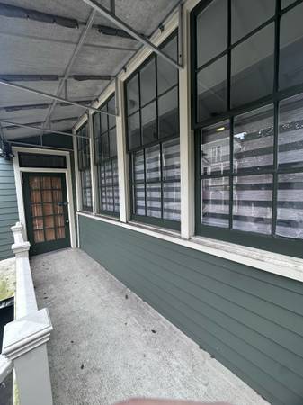 $1,400 / 1br - 640ft2 - Lower Garden, Coliseum Square, apartamento soleado de 1 dormitorio en piso superior con balcón (Nueva Orleans)63881895504769121